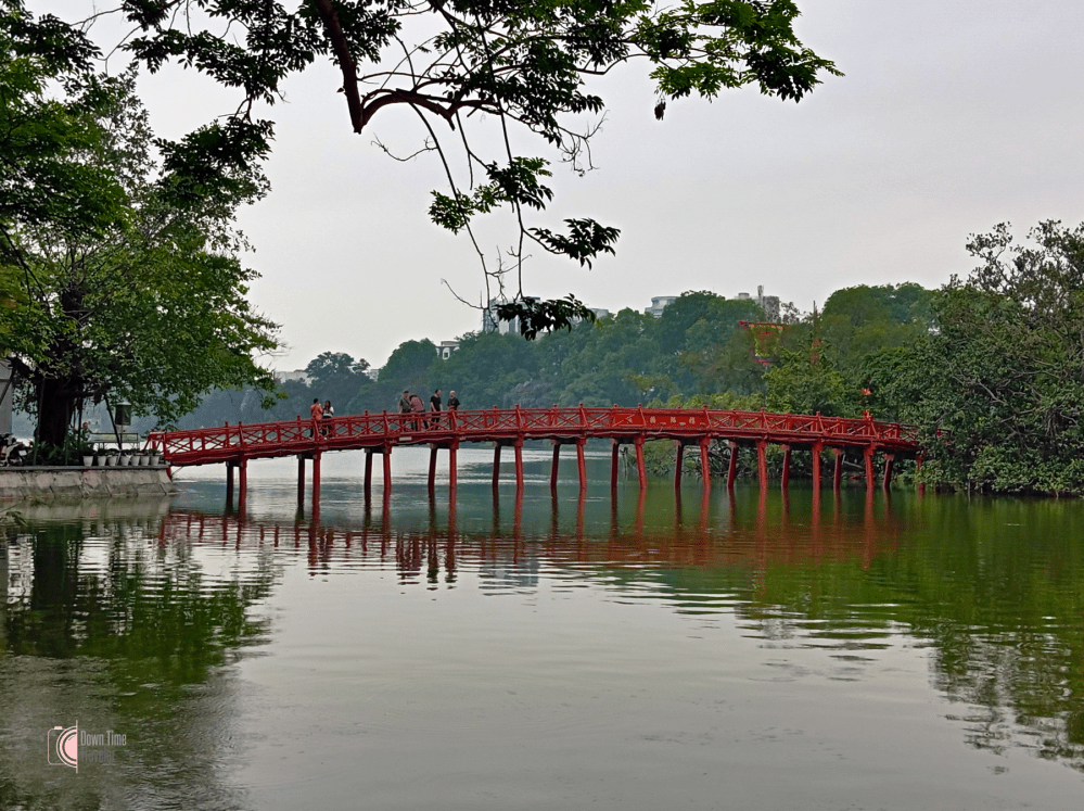 Λίμνη Χοάνκιεμ (Hoan Kiem Lake) και η Κόκκινη Γέφυρα (Thê Húc Bridge)