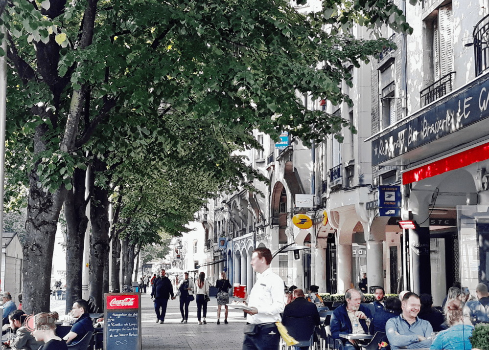 Ο κόσμος απολαμβάνει τα ποτά του στο κέντρο της Reims